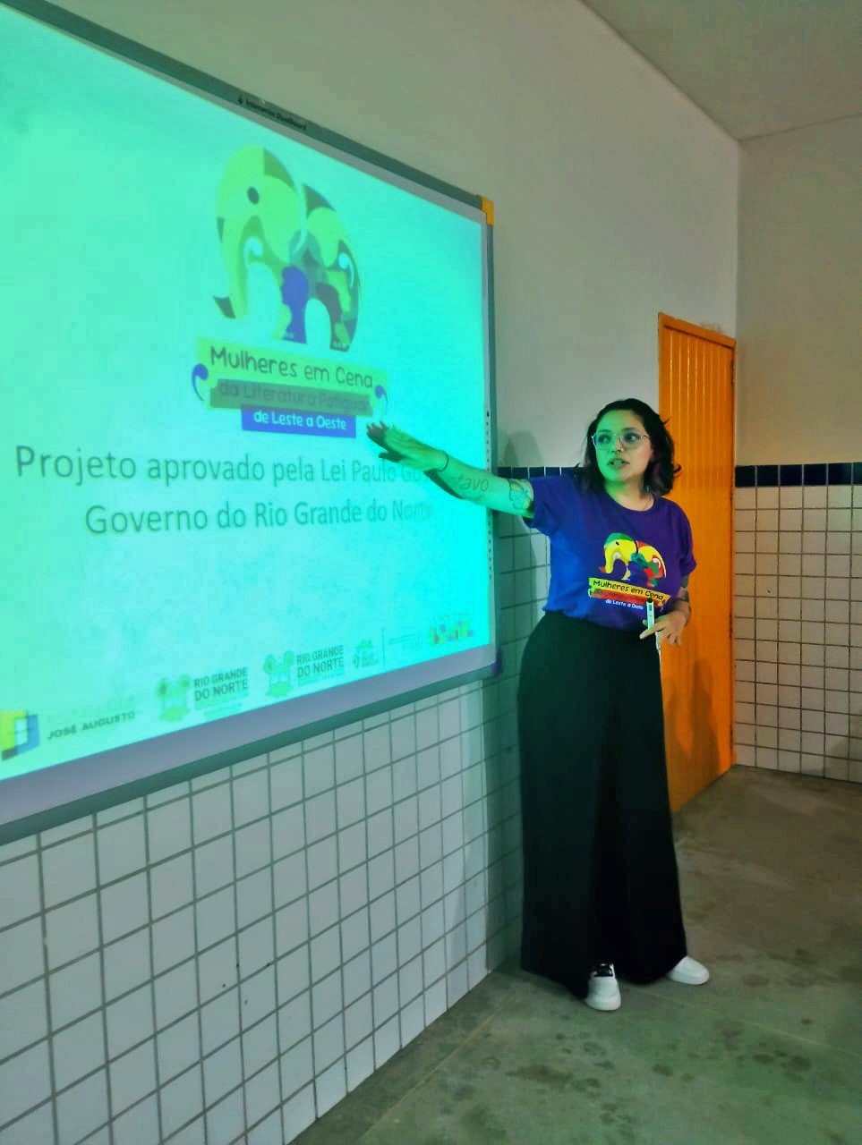 Janaina, coordenadora e idealizadora do projeto, fazendo apresentação em sala de aula.