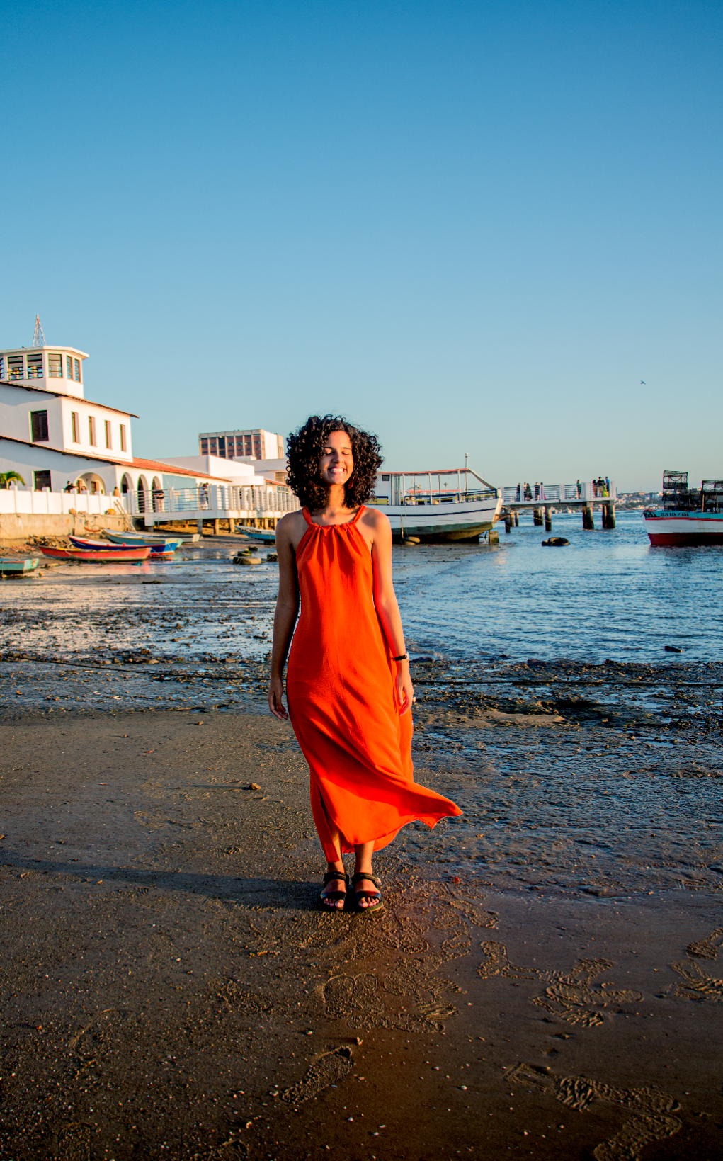 Fabiane Marques com vestido vermelho na praia